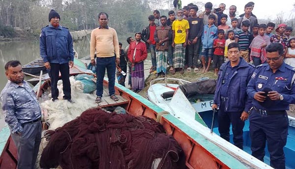 বরিশালে বিপুল পরিমাণ অবৈধ জাল জব্দ, জেলে আটক