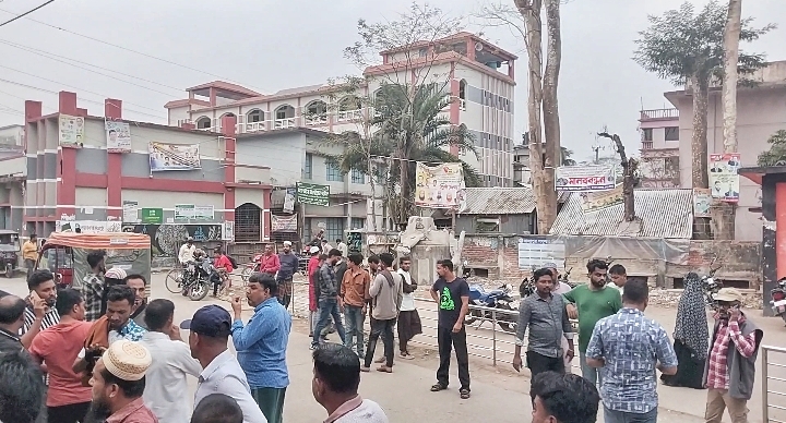 রাজাপুরে বিএনপির লিফলেট বিতরণে হামলা, দুই পক্ষের উত্তেজনা