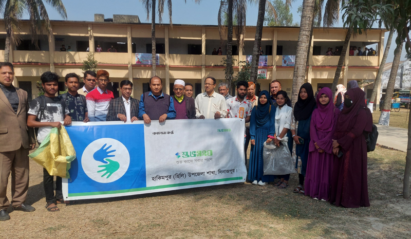 হাকিমপুরে কালের কন্ঠে’র শুভসংঘের পরিষ্কার-পরিচ্ছন্নতার কর্মসূচি