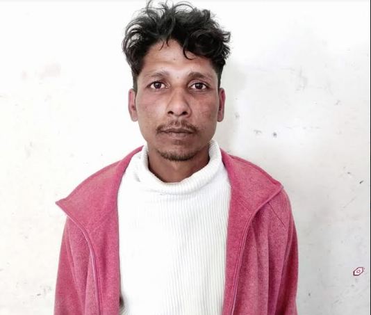 সাপাহারে পুলিশের হাতে পকেটমার-এর সময় তারিফ গ্রেফতার