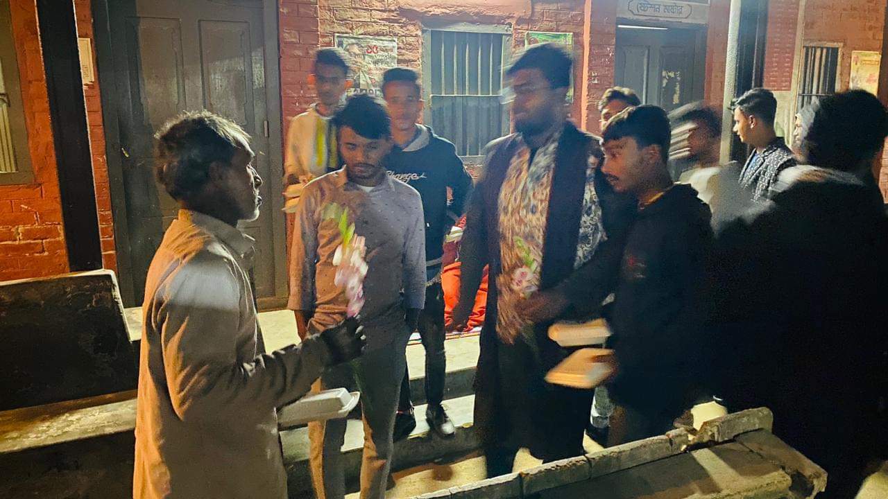 গোয়ালন্দে ভালোবাসা দিবসে পথশিশুদের মাঝে খাবার ও গোলাপ বিতরণ