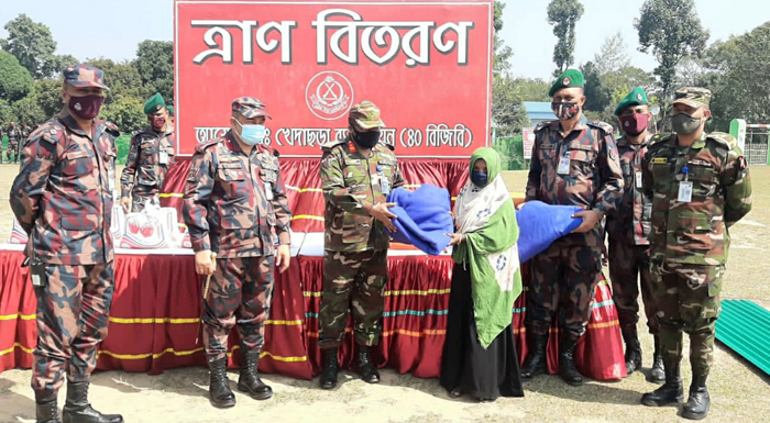 অসহায় মানুষের মাঝে ৪০ বিজিবি'র মানবিক সহায়তা প্রদান