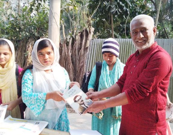 কাউখালীতে বাড়ী বাড়ী গিয়ে শিক্ষার্থীদের হাতে বই পৌঁছে দিলেন খসরু