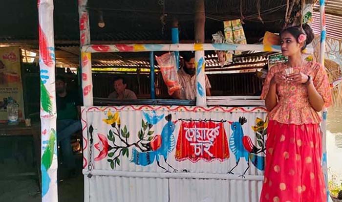 চায়ের দোকানে তরুণীর আল্পনা