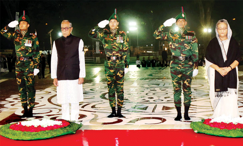 শহীদ মিনারে রাষ্ট্রপতি-প্রধানমন্ত্রীর শ্রদ্ধা