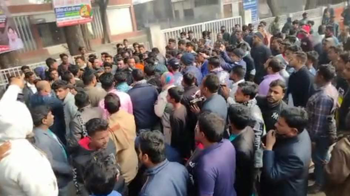 শহীদ মিনারে ফুল দেয়া নিয়ে গোয়ালন্দ বিএনপি ও ছাত্রদলের হাতাহাতি