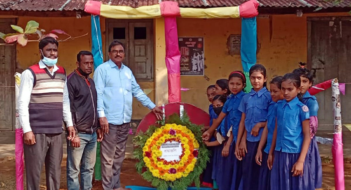 খাগড়াছড়িতে কলাগাছের তৈরী শহীদ মিনারে ভাষা শহীদদের  শ্রদ্ধা নিবেদন