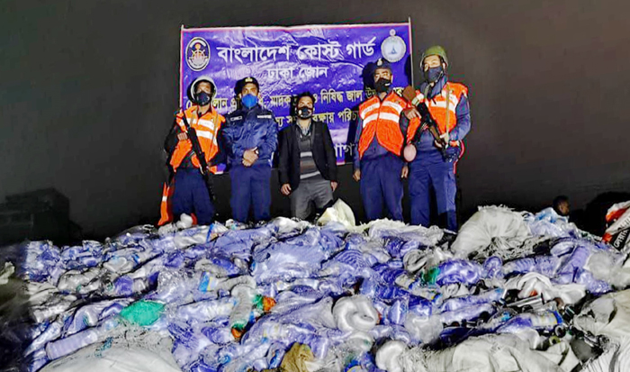 কোস্টগার্ডের অভিযানে বিপুল পরিমান কারেন্ট জাল জব্দ