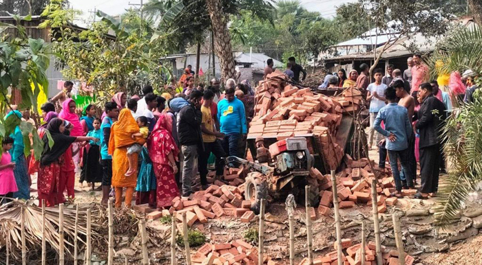 লালপুরে ইটের চাপায় ট্রলি চালক নিহত