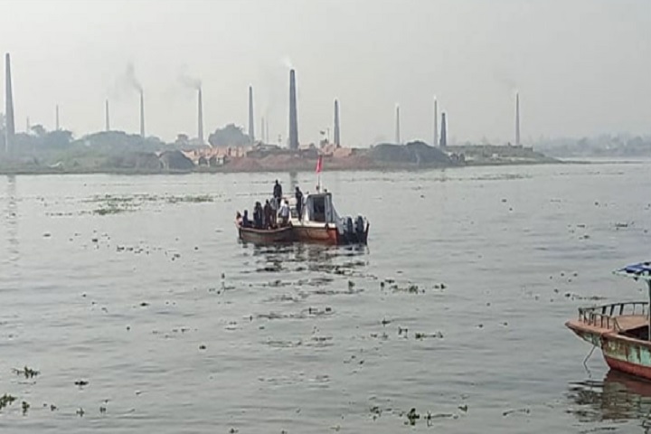 আ‌ড়িয়ালখাঁ নদী যাত্রীবাহী ট্রলার ডু‌বে তিনজন নিহত