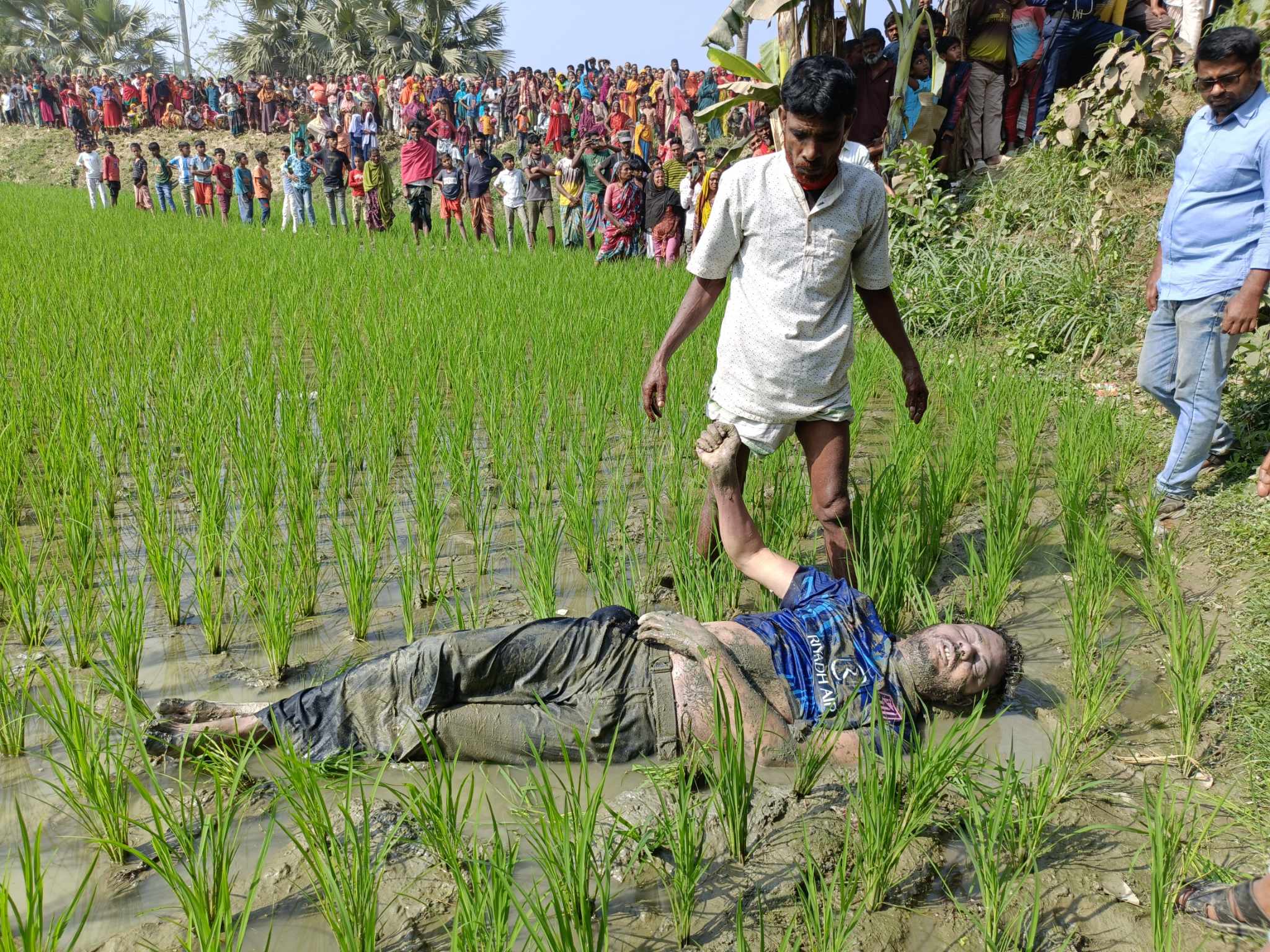 সিরাজগঞ্জে ধানখেত থেকে অজ্ঞাত যুবকের লাশ উদ্ধার