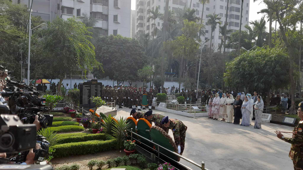 জাতীয় শহীদ সেনা দিবসে বনানীতে শ্রদ্ধা নিবেদন