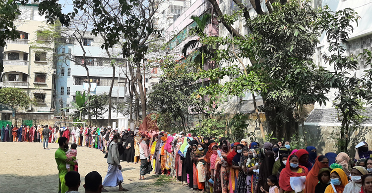 দীর্ঘ সারি, টিকাকেন্দ্রে ব্যাপক ভিড়