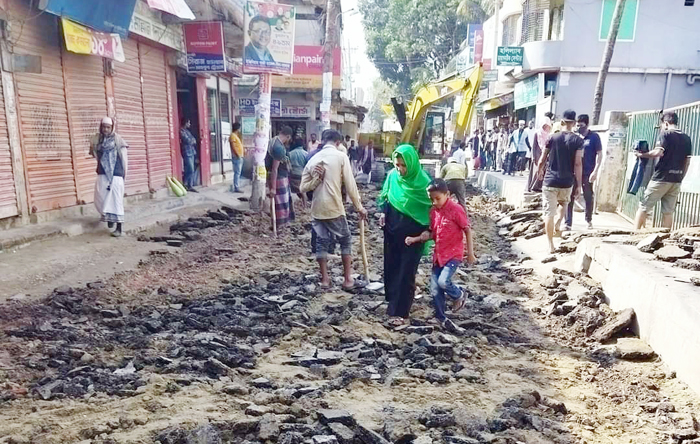 দেবীদ্বারে পিচের রাস্তা কেটে ইটের সলিং; দুর্ভোগে পথচারীরা