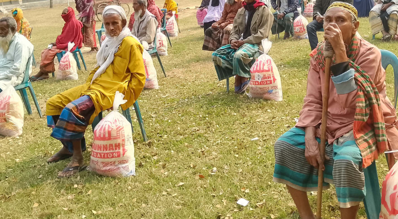 ধামইরহাটে অসহায়দের মাঝে আস সুন্নাহ ফাউন্ডেশনের ইফতার বিতরণ