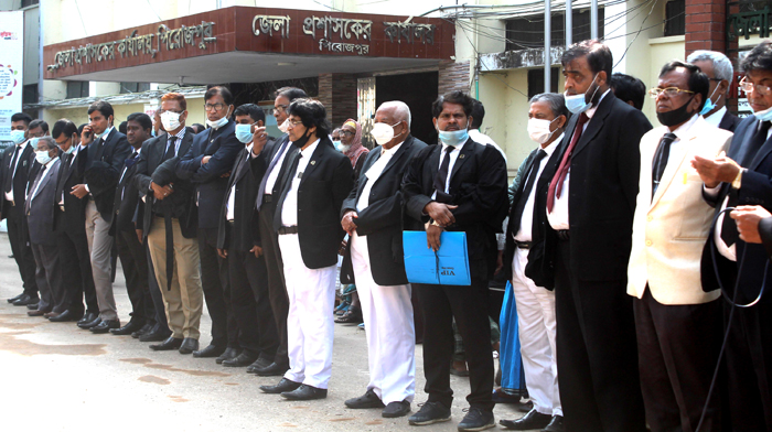 উপজেলা চেয়ারম্যানের উপর হামলার প্রতিবাদে পিরোজপুরে মানববন্ধন