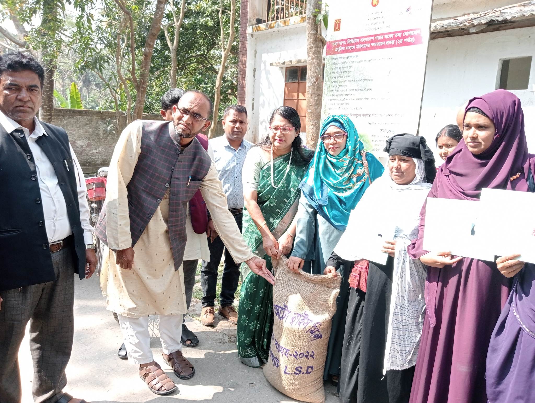 ডাসারে ভিডব্লিউবি‘র কার্ড ও খাদ্য বিতরণ কর্মসুচি অনুষ্ঠিত