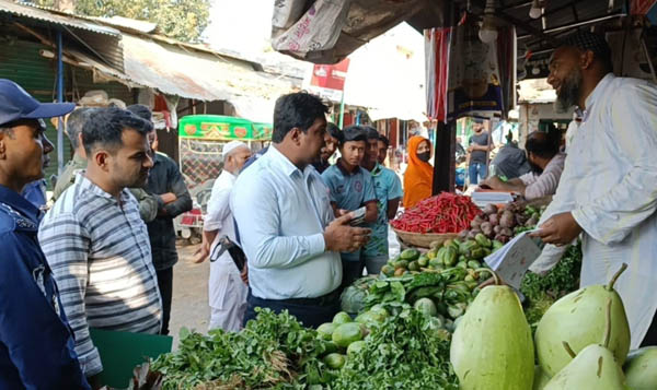 হিলিতে বাজার নিয়ন্ত্রণে উপজেলা প্রশাসনের অভিযান