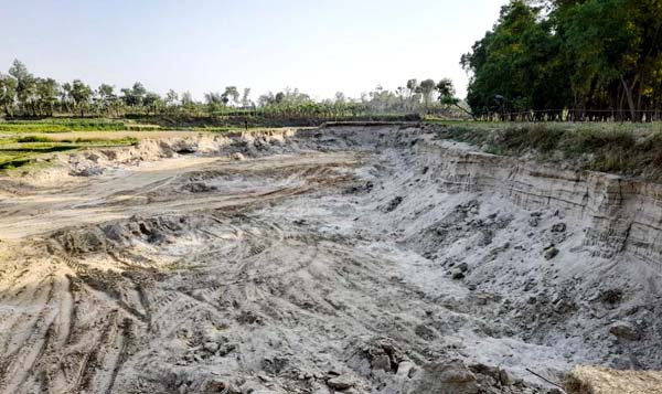 ধামইরহাটে সরকারি জমি থেকে বালু উত্তোলন, ৫০ হাজার টাকা জরিমানা