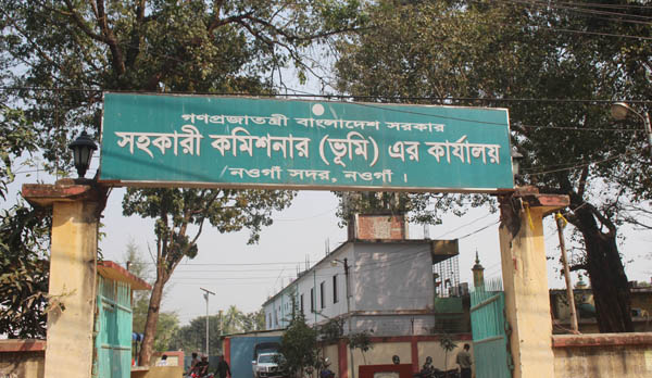 নওগাঁয় খাজনা দেওয়া জমির মালিকানা বাতিলের অভিযোগ