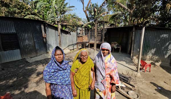 খোলা আকাশের নিচে গোয়ালন্দে আগুনে পুড়ে নিঃস্ব দুটি পরিবার