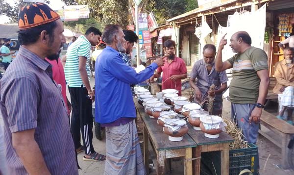 রমজানে ক্রেতাদের পছন্দের তালিকায় নওগাঁর পাতলা দই