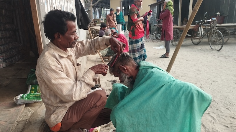 ভূঞাপুরে অর্ধশতাব্দী ধরে চুল কাটছেন ঠান্ডু শীল