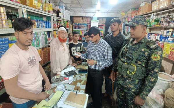নোয়াখালীতে অতিরিক্ত দামে সয়াবিন তেল বিক্রি, পাঁচ প্রতিষ্ঠানকে জরিমানা