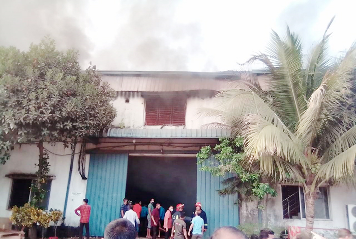 সাভারে ফার্নিচার কারখানায় আগুন, নিয়ন্ত্রণে ৫ ইউনিট