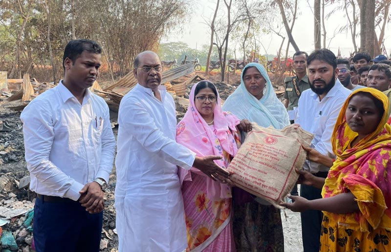 কলাপাড়ায় অগ্নিকাণ্ডে ক্ষতিগ্রস্ত তিন পরিবারকে অর্থ ও খাদ্য সহায়তা