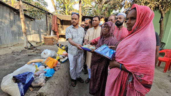 দৌলতদিয়ায় আগুনে ক্ষতিগ্রস্ত পরিবারের পাশে সাবেক ইউপি সদস্য আইয়ুব আলী খান
