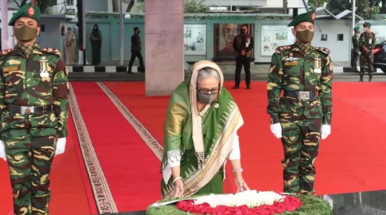 ঐতিহাসিক ৭ মার্চে বঙ্গবন্ধুর প্রতিকৃতিতে প্রধানমন্ত্রীর শ্রদ্ধা