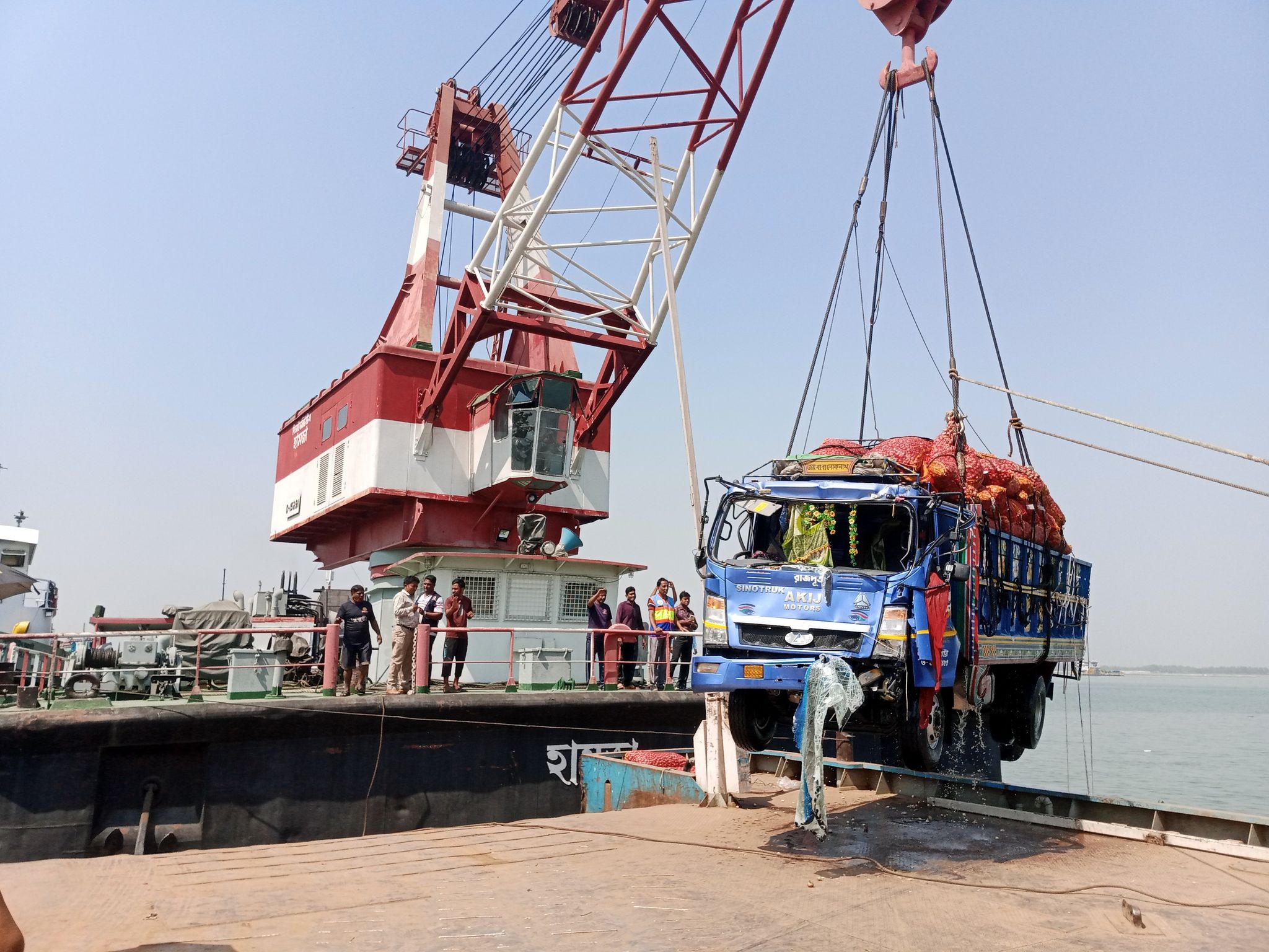 ১৬ ঘন্টা পর নদীতে ডুবে যাওয়া পেঁয়াজ বোঝাই ট্রাক উদ্ধার করলো হামজা