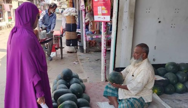 হিলি বাজারে আগাম জাতের তরমুজ দাম বেশি হওয়ায় বিক্রি কম