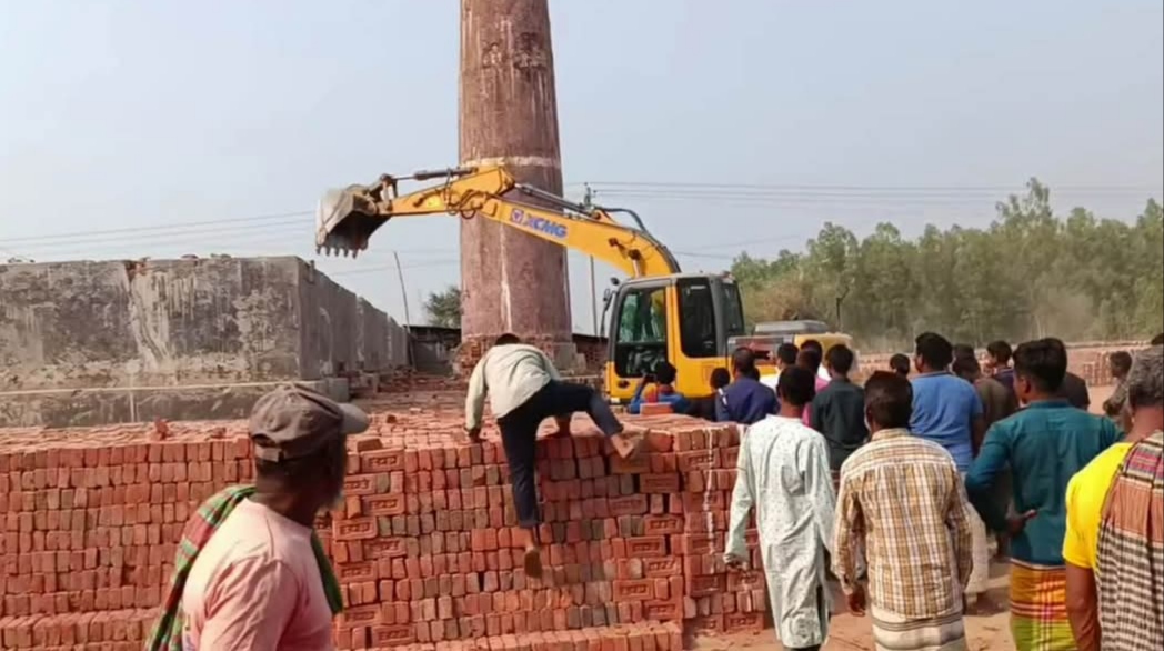 হিলিতে অবৈধ ইটভাটায় অভিযান, এক লাখ টাকা জরিমানা