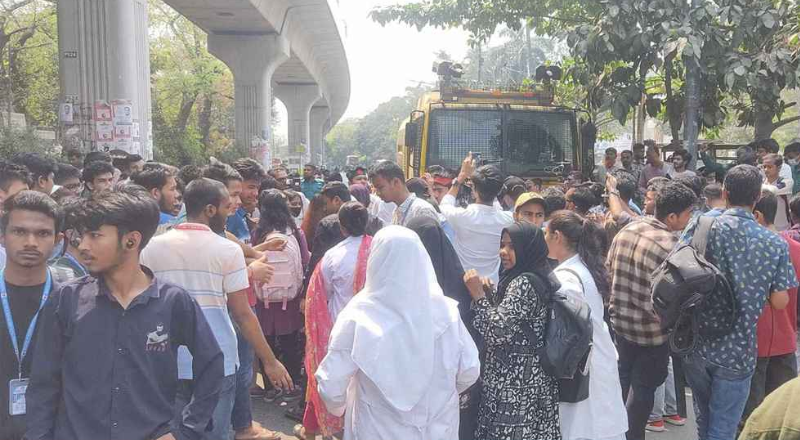 শাহবাগে ৩০ কলেজের শিক্ষার্থীরা, ধর্ষকদের সর্বোচ্চ শাস্তির দাবি