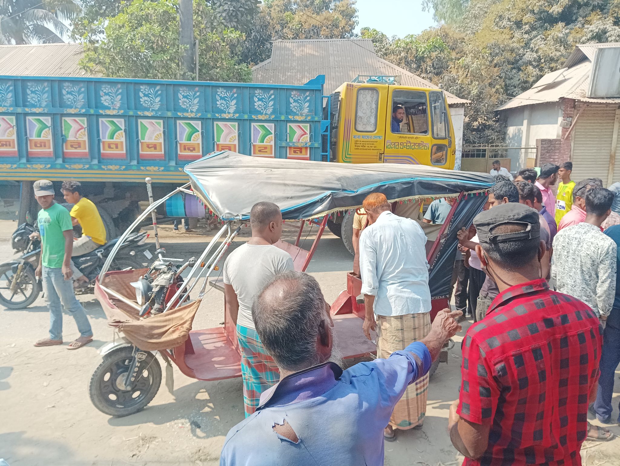 হাতীবান্ধায় ট্রাক চাপায় অটোযাত্রীর মৃত্যু