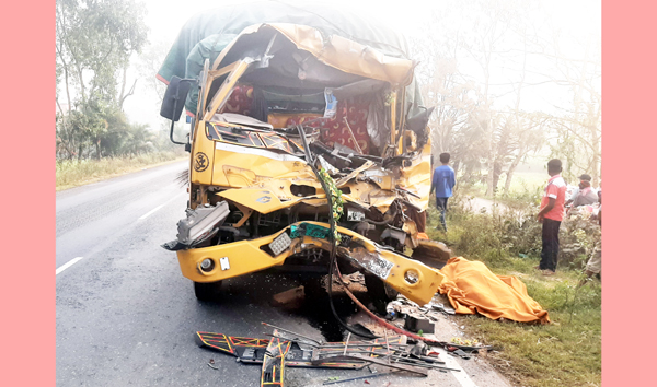 বড়াইগ্রামে ট্রাকের পিছনে ট্রাকের ধাক্কা, চালকের সহকারী নিহত