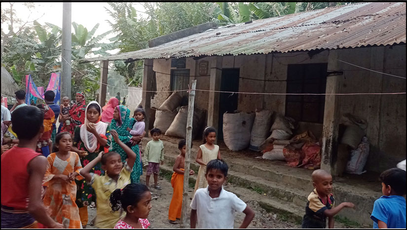 বরিশালে শিক্ষার আলো থেকে বঞ্চিত যে গ্রামের শিশুরা