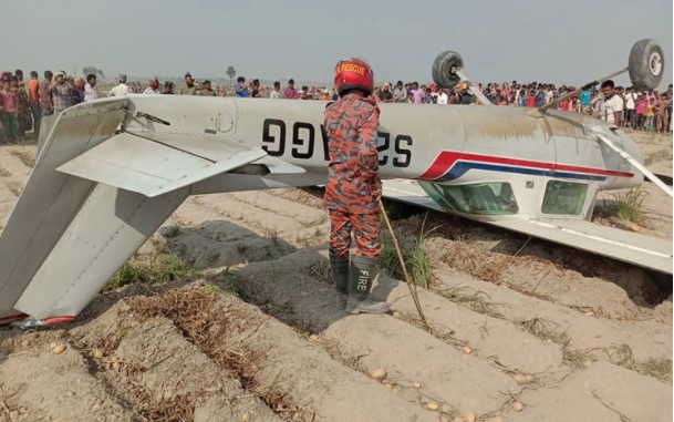 আলুক্ষেতে আছড়ে পড়ল প্রশিক্ষণ বিমান