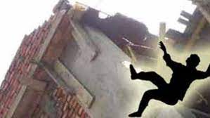 বাড়ির ছাদ থেকে পড়ে নারীর মৃত্যু