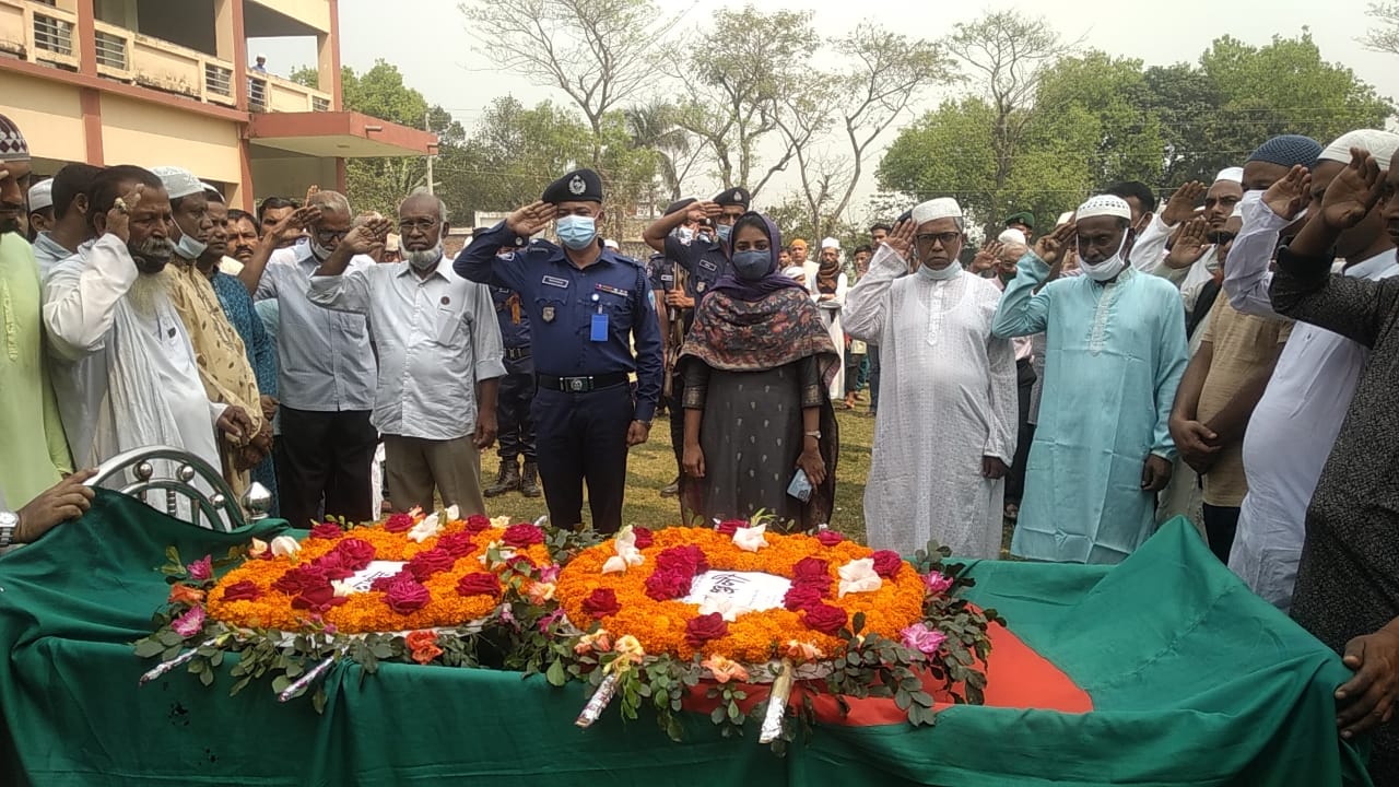 রাষ্ট্রীয় মর্যাদায় বীর মুক্তিযোদ্ধা সাদেক মিয়া দাফন সম্পন্ন