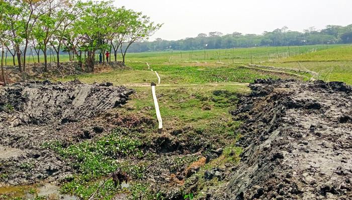 খালের বুকে বাঁধ, ফসলী জমিতে পানি সংকট