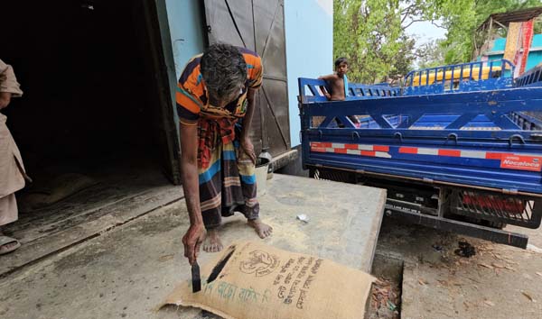 গোয়ালন্দে চালের বস্তায় ‘শেখ হাসিনা’র নাম মুছে বিতরণ