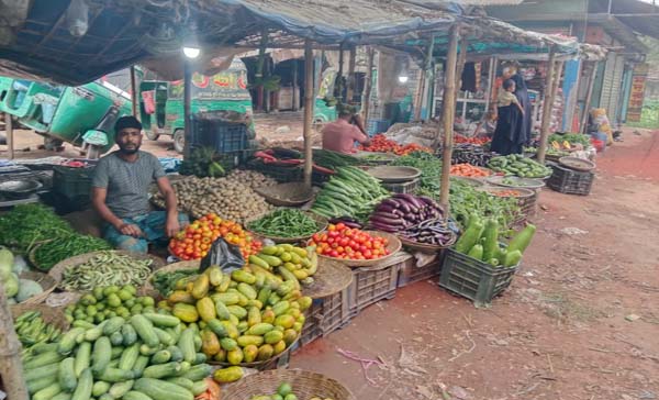 সরাইলে রমজানে নিত্যপণ্যের দাম স্থিতিশীল, স্বস্তিতে ক্রেতারা