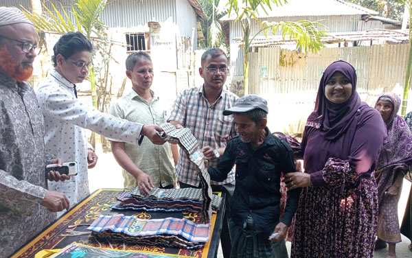 ভূরুঙ্গামারীতে প্রবাসী বাংলাদেশীর অনুদানে শাড়ি ও লুঙ্গি বিতরণ