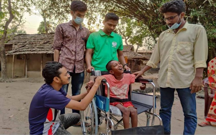 তালায় প্রতিবন্ধী আপনের পাশে দাঁড়ালো গ্রীন ম্যান