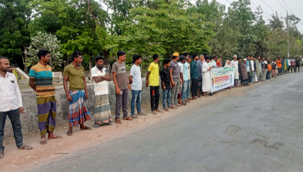 আশাশুনিতে মুচলেকা দিয়ে মুক্তি পাওয়া রিক্তা ও তরুনের ষড়যন্ত্রের প্রতিবাদে মানববন্ধন