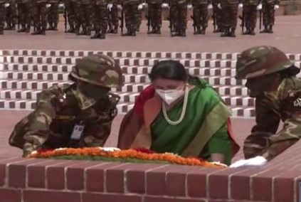 জাতীয় স্মৃতিসৌধে নেপালের রাষ্ট্রপতির শ্রদ্ধা