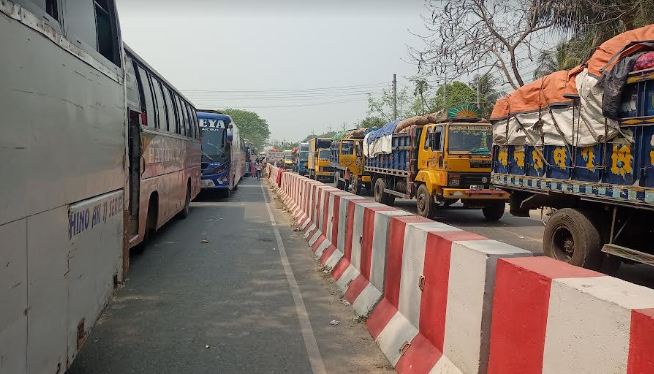 ভোগান্তির অপর নাম দৌলতদিয়া ঘাট : দীর্ঘ ১৩ কিঃমিঃ যানজট